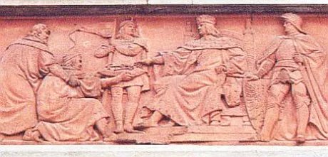 Die Mittelaltertour erklärt die alte Stadtgeschichte am Rathaus