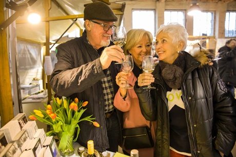 Gäste der Späth'schen Weinstraße stoßen miteinander mit Weißwein an