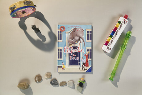 Cover zum Bilderbuch "Elefanten im Haus" mit Text von Stephanie Schneider und Illustrationen von Astrid Henn
