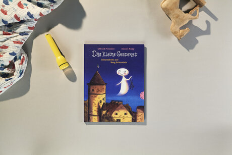 Cover zum Bilderbuch "Das kleine Gespenst" mit Text von Otfried Preußler und Illustrationen von Daniel Napp