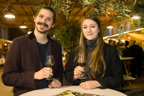 Gäste der Späth'schen Weinstraße mit Rotwein im Weinglas mit Späth-Logo