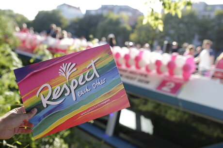 "Respect" Aktion des Friedrichstadt-Palast Berlin anläßlich des "CSD auf der Spree" 2018