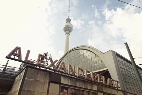 Bahnhof Alexanderplatz mit Fernsehturm im Hintergrund