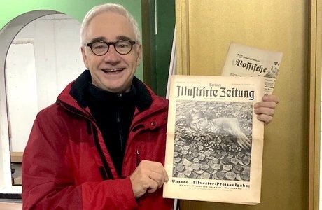 Michael Bienert mit Zeitungen aus den 1920er-Jahren