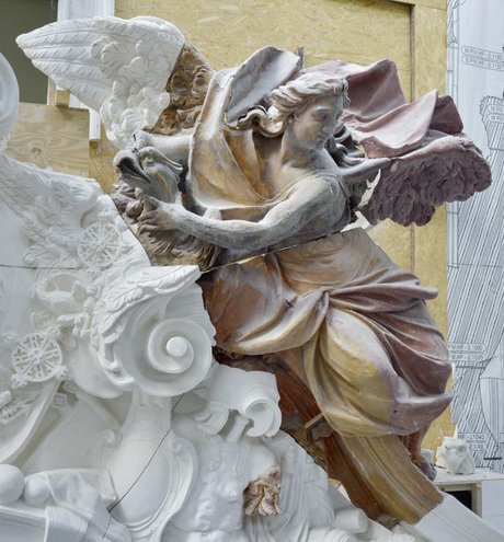 Rechter Genius vom Portal II im Großen Schlosshof (Eosanderhof)