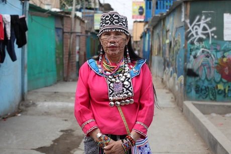 Porträt Olinda Silvano, amazonische Künstlerin aus der Gemeinschaft der Shipibo-Conibo Porträt Olinda Silvano, amazonische Künstlerin aus der Gemeinschaft der Shipibo-Conibo