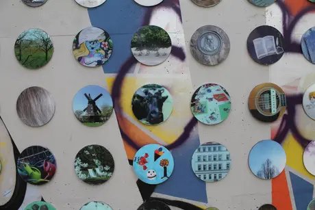 Bunte Bilder auf einer Wand
