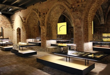 Blick in die Ausstellung. Cellarium: Klosterbau und Klosterwirtschaft