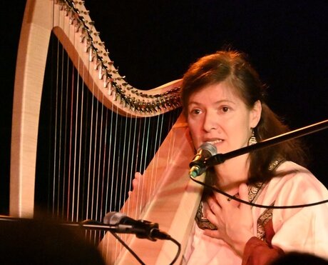 JULIA JEHANNE BOKA mit ihrer Harfe