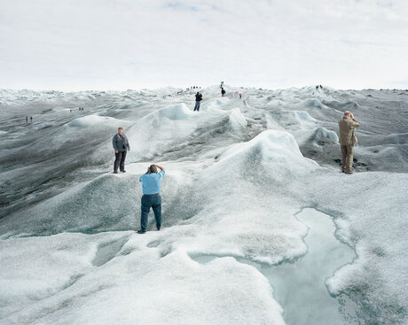 Grönland, August 2008 Unter den Füßen der Grönlandtouristen in Point 660 zeigt sich schon 2008 deutlich die anschleichende Gefahr: Die größte Insel der Welt tröpfelt davon.