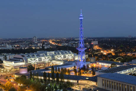 Messe Berlin und Funkturm am Abend
