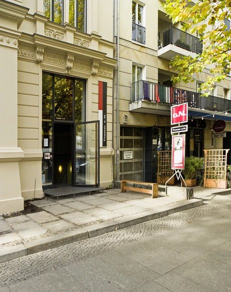 Theater ohne Namen von außen im Sommer