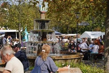Gäste rund um den Wappenbrunnen am Ludwig-Beck-Platz