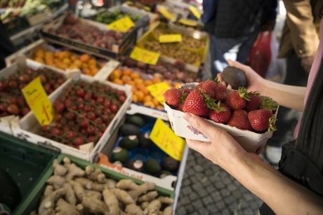 Obst- und Gemüsestand auf einem Wochenmarkt