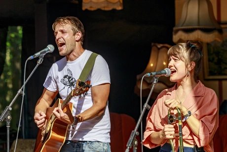 Elena Seeger und Aaron Deschler: Singer-Songwriter-Pop mit Blasinstrumenten