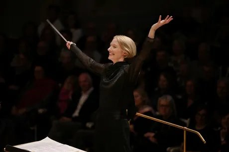 Joana Mallwitz dirigierend