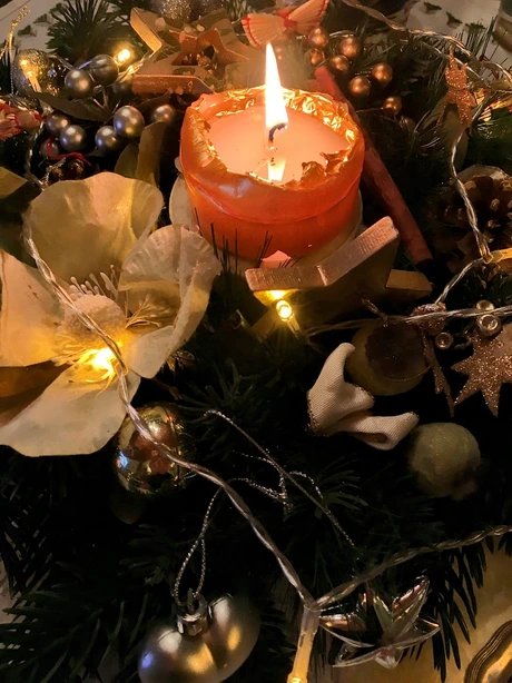 Adventskerze im Adventskranz Adventskerze im Adventskranz