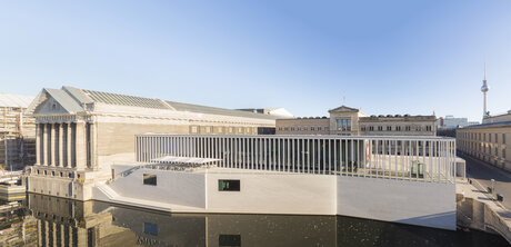 Eine Außenansicht des Pergamonmuseums und der James-Simon-Gallery auf der Museumsinsel Berlin