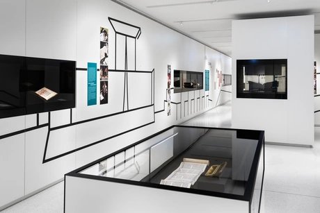 Blick in die Ausstellung „Materialisierte Heiligkeit. Jüdische Buchkunst im rituellen Kontext“ im Stabi Kulturwerk.