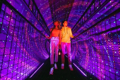 Besucher im Tunnel in Illuseum Berlin