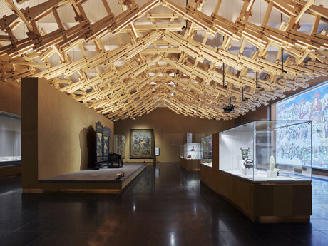 Ansicht der vom chinesischen Architekten Wang Shu gestalteten Deckenkonstruktion im Modul Hofkunst Chinas des Museums für Asiatische Kunst im Humboldt Forum