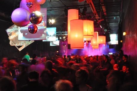 Party im SO36 Leuchtende Objekte unter der Hallendecke, feiernde Menschen
