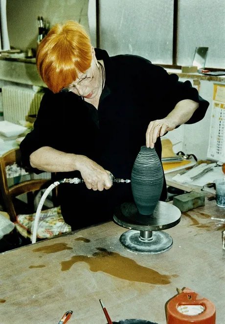 Linde Burkhardt bearbeitet Keramik mit dem Bohrer, 2002