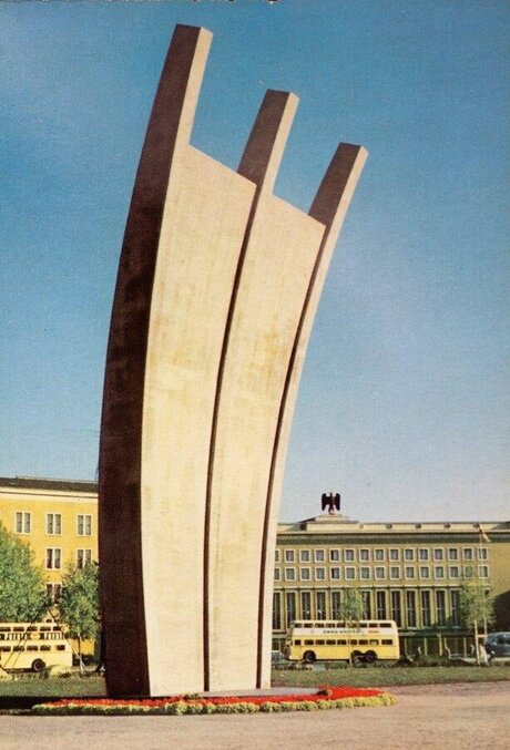 Veranstaltungen in Berlin: THFxLUFTBRÜCKE: Erinnerungskultur(en) und das Berliner Luftbrückendenkmal