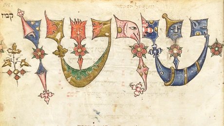 Blick in die Ausstellung „Materialisierte Heiligkeit. Jüdische Buchkunst im rituellen Kontext“ im Stabi Kulturwerk.