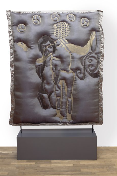 Endlich Dick 1, Satin, Tusche, Holz, Füllwatte, 188x116x30cm, 2023