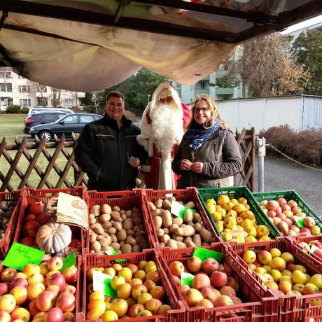Der Weihnachtsmann auf Neuköllner Wochenmärkten