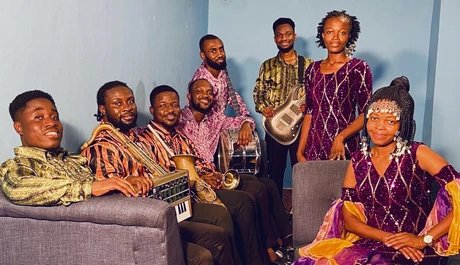 Die ghanaische Musikerin Florence Adooni mit Band