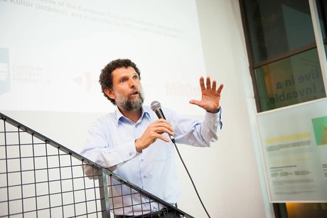 Porträt des Kulturförderers und Aktivisten Osman Kavala