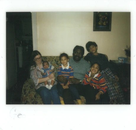 Eltern mit vier Kindern auf einem Sofa