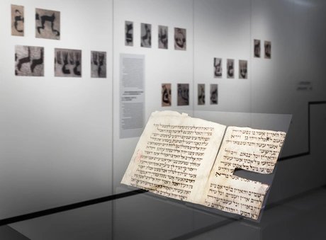 Blick in die Ausstellung „Materialisierte Heiligkeit. Jüdische Buchkunst im rituellen Kontext“ im Stabi Kulturwerk.