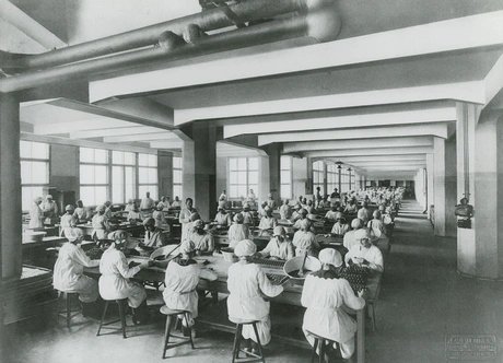 Fertigungshalle in der Sarotti-Fabrik, Teilestraße 12–13, vor 1926