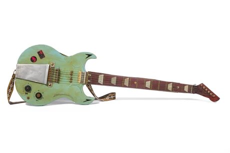 Mit der selbstgebauten Spielzeug-E-Gitarre der Bauform "Solid Guitar" eifert DDR-Heavy-Metal-Fan Jens Müller der Band AC/DC nach.