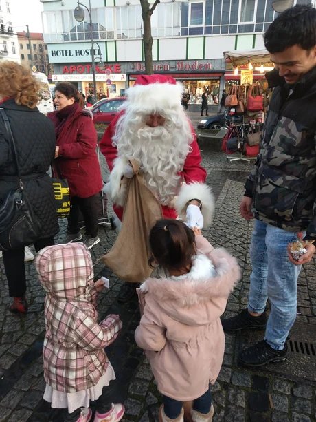 Der Weihnachtsmann auf Neuköllner Wochenmärkten