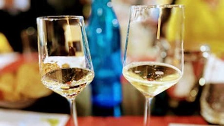 2 Gläser mit Weißwein