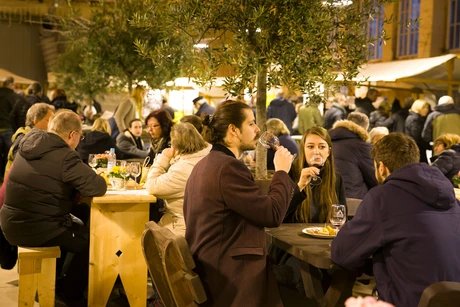 Blick in die gut besuchte historische Packhalle der Späth'schen Baumschulen während der Weinstraße