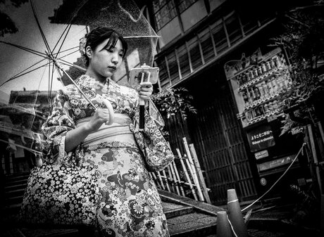 Meg Hewitt Girl with a Selfie Stick, Kyoto, 2016 © Meg Hewitt courtesy Anne Clergue Galerie