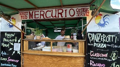 Veranstalter Nicolas Avolos mit seinen Panzerotti Cargo- Street Food Bike