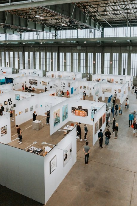 POSITIIONS Art Fair 21, Blick aus Vogelperspektive auf Ausstellungshalle