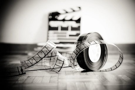 Nahaufnahme einer Filmrolle auf einer Holzplatte an einer Wand