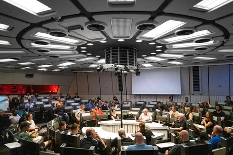 48h ICC, 2023 - Besucher:innen in Konferenzraum
