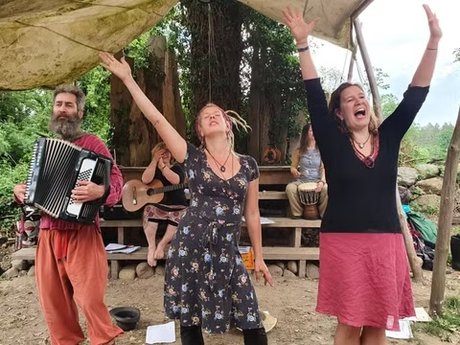 Singekreis mit Lydia Kloy und Begleitung