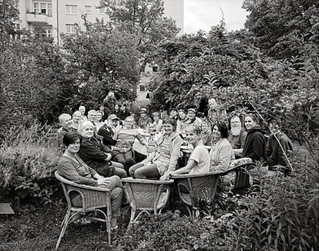 Lorenz Kienzle, Letzte Versammlung der Kleingärtner:Innen der Gartenkolonie »Block 4 « am 3.10.2023, vor ihrem erzwungenen Auszug am 30.11.2023, 2023, Silbergelatinepapier