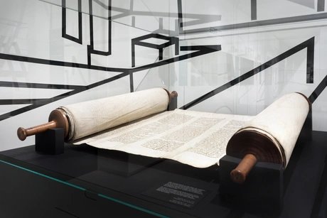 Blick in die Ausstellung „Materialisierte Heiligkeit. Jüdische Buchkunst im rituellen Kontext“ im Stabi Kulturwerk.