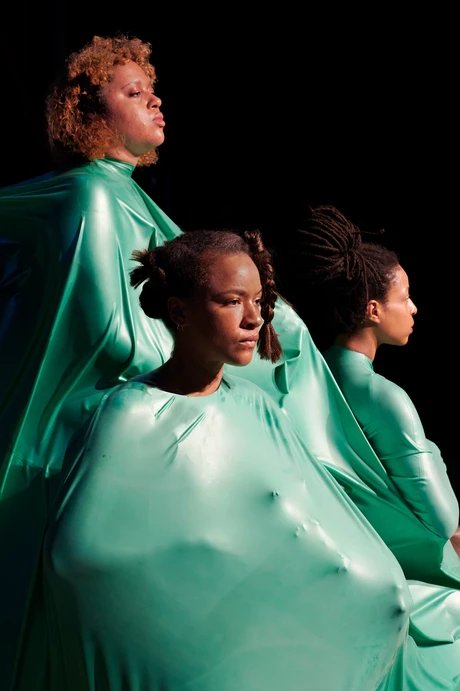 Die Performance "to build to bury to remember" von Sarah Ama Duah, 2023