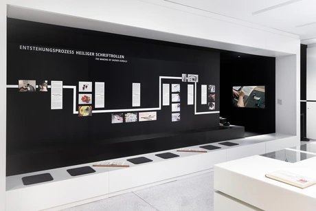 Blick in die Ausstellung „Materialisierte Heiligkeit. Jüdische Buchkunst im rituellen Kontext“ im Stabi Kulturwerk.